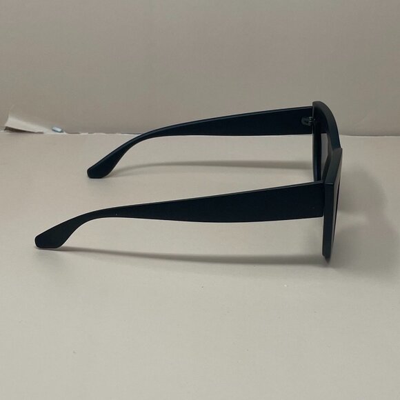 Minue | Lamarr Sunglasses in Black - Picture 2 of 6